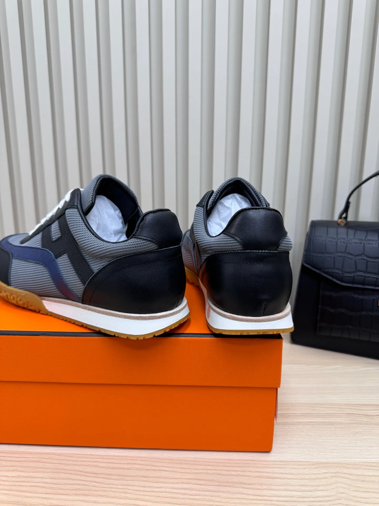 👟👟Ex-factory price 600👟👟 Hermes / Top version #couple style 24ss casual sneakers Suede goatskin sneakers decorated with contrasting patterns and iconic "H" details, beautifully packaged at the delivery counter🛍📦 Fabric: suede + down cloth Lining: mixed sheep lining Outsole: original TPU Bottom thickness: 2CM Size: 35-45